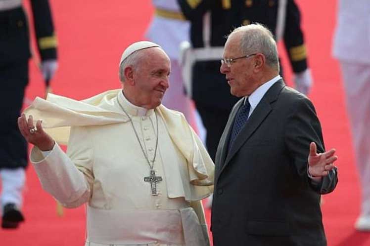 Llegó a Perú el Papa Francisco, en visita oficial de tres días