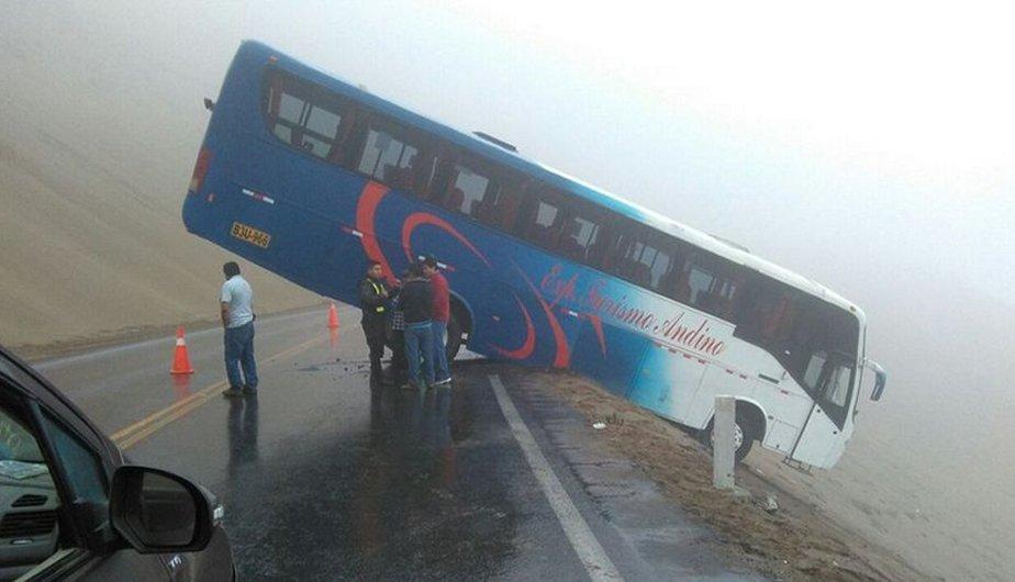 El muchacho al notar y sentir que el aútobus fue impactado, y que se desvió con destino al precipicio, pensó rápido, tomó fuerzas, y salió como pudo por una de las ventanas del transporte público