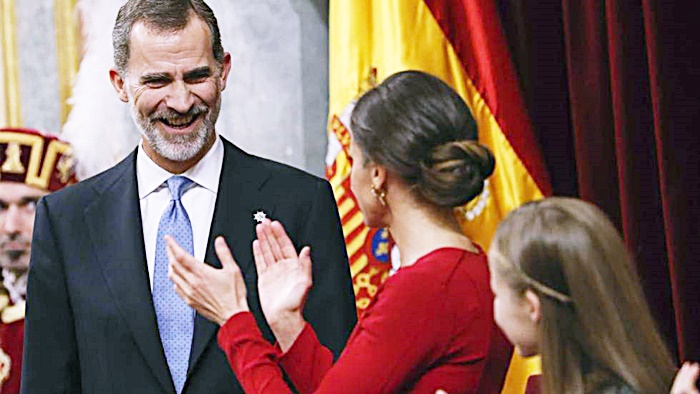 La Reina aplaude al Rey