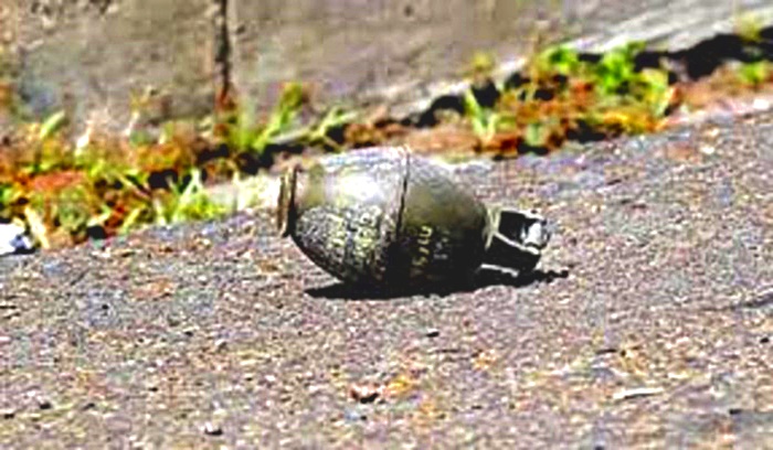 Fue lanzada a los policías