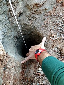 Un hueco estrecho y profundo hace difícil la extracción