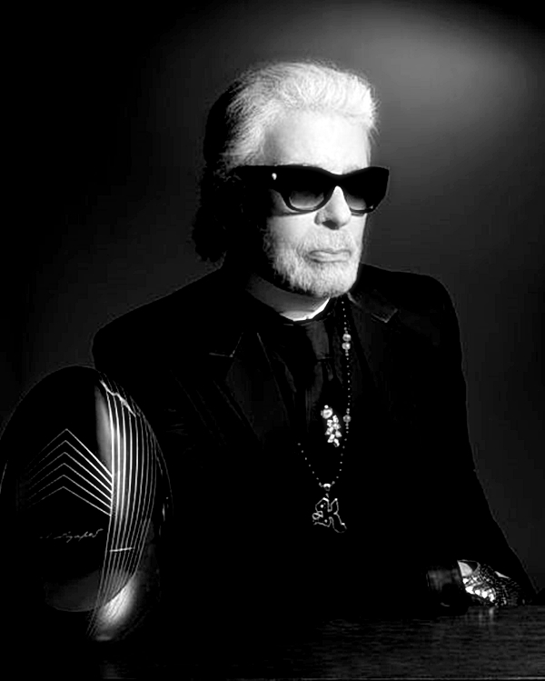 Se identificaba entre todos con sus trajes siempre negro, su pelo recogido y gafas oscuras